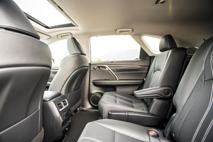 Интерьер Lexus RX450hL 2018 года  (NA) (фото 4 из 24)